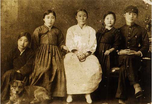 1927년-29년 어머니 진순남 여사와 누이들과 (마산)