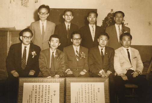 1960년 이인석, 김규동씨 자유문협상 수상식에서 안수길, 김진수, 김송, 김광섭, 이헌구씨와 (서울)