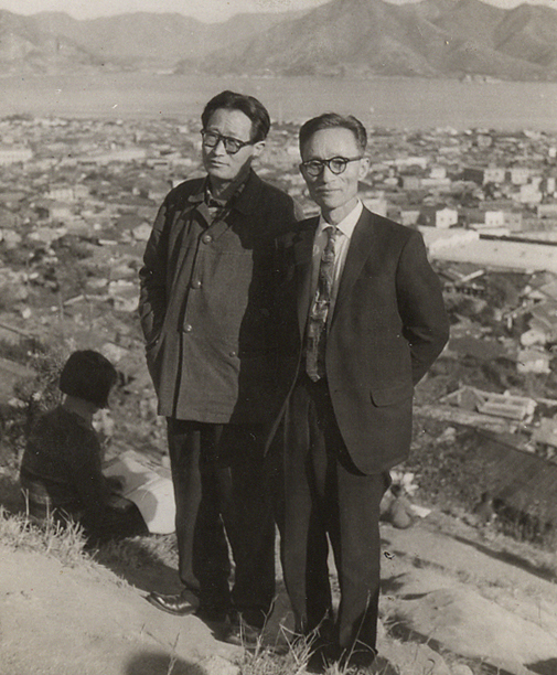 1963년 마산에서 시인 김용호씨와