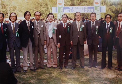 1979년 세계아동의 해, 57회 어린이날 기념전야제, 유공자표창식후 기념촬영 박홍근, 박경종, 유경환, 이석현, 김영일씨와 함께 (서울)