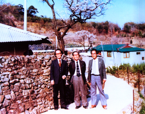 1978년 3월 동화작가 박홍근과함께 소답동에서